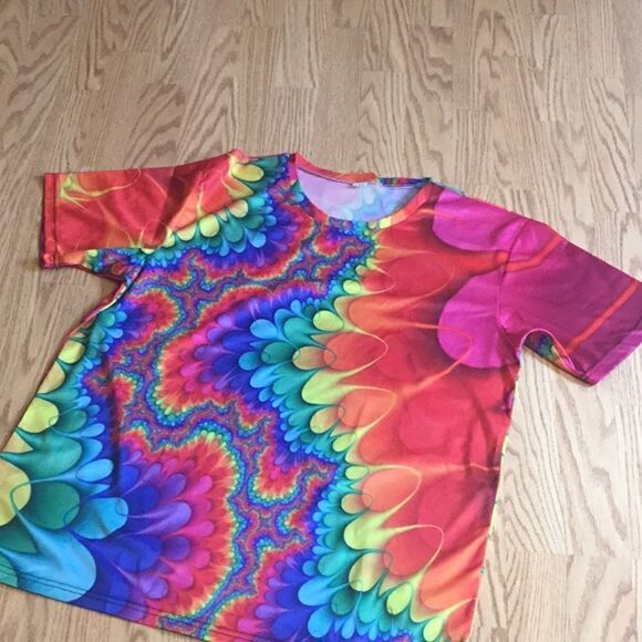 NEW lightweight tee in unisex style with vibrant pattern in 2 X - Picture 1 of 6
